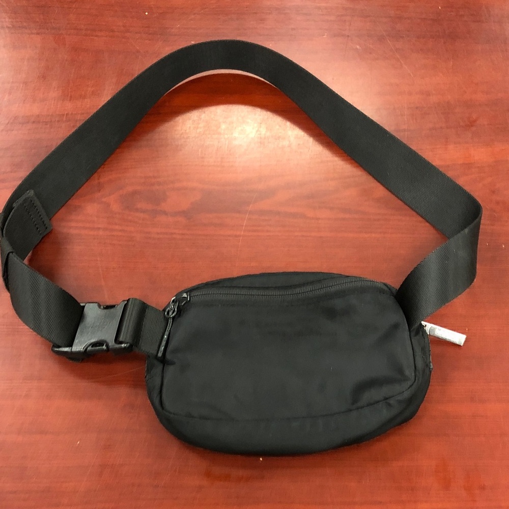 Lululemon Everywhere Belt Bag with adjustable shoulder strap - Picture 2 of 4